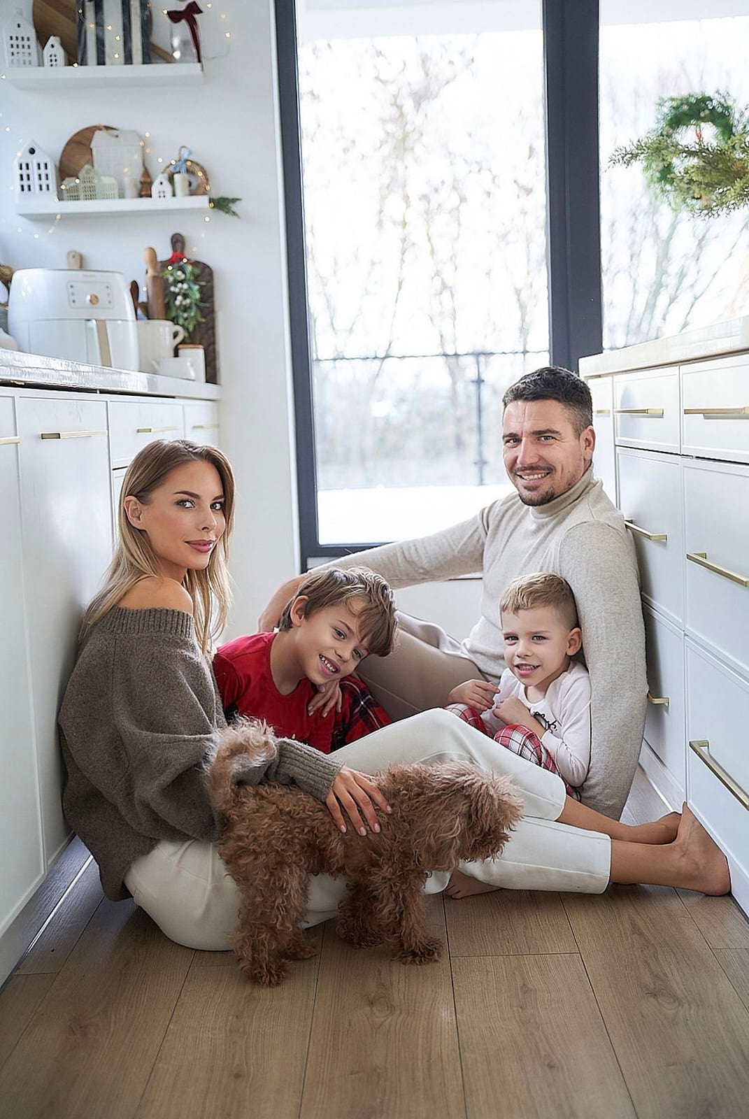 Családi karácsonyi fotózás karácsonyfa előtt Győrben 18
